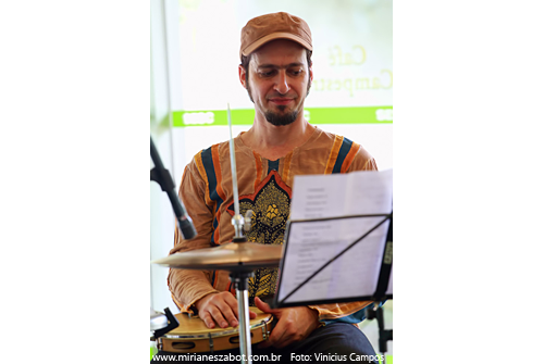 (S&atilde;o Paulo 03/03/2012 &ndash; SESC Interlagos, Caf&eacute; Campestre - Projeto Elas Cantam Tom, especial m&ecirc;s das mulheres) Show Mirian&ecirc;s Zabot - Homenagem a Elis Regina e Tom Jobim. Felipe Siles (piano) e Claudinho Santana (percuss&atilde;o). Hair Stylists: Mauro de Oliveira. Fotos: Vinicius Campos. Realiza&ccedil;&atilde;o: Sesc SP. Produ&ccedil;&atilde;o: Din&acirc;mica Eventos e Produ&ccedil;&otilde;es.