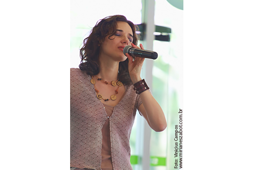 (S&atilde;o Paulo 03/03/2012 &ndash; SESC Interlagos, Caf&eacute; Campestre - Projeto Elas Cantam Tom, especial m&ecirc;s das mulheres) Show Mirian&ecirc;s Zabot - Homenagem a Elis Regina e Tom Jobim. Felipe Siles (piano) e Claudinho Santana (percuss&atilde;o). Hair Stylists: Mauro de Oliveira. Fotos: Vinicius Campos. Realiza&ccedil;&atilde;o: Sesc SP. Produ&ccedil;&atilde;o: Din&acirc;mica Eventos e Produ&ccedil;&otilde;es.
