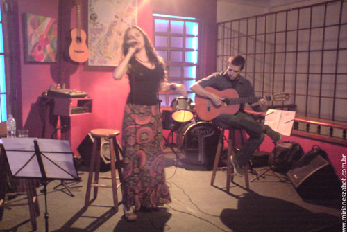 IV Pocket-Show de pr&eacute;-lan&ccedil;amento Cds Mosaico Foto-Prosaico de Mirian&ecirc;s Zabot e A Kind Of Bossa de Rodrigo Del Arc. Ao viol&atilde;o Leandro Brenner. Fotos: Leandro Almeida (Lua Nova Arte e Bar - S&atilde;o Paulo - 11/12/2008)