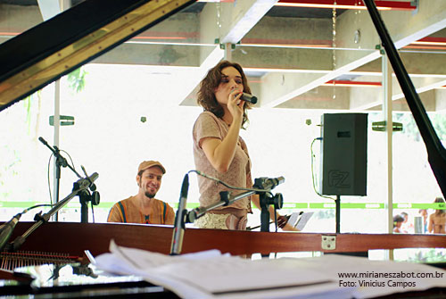 (S&atilde;o Paulo 03/03/2012 &ndash; SESC Interlagos, Caf&eacute; Campestre - Projeto Elas Cantam Tom, especial m&ecirc;s das mulheres) Show Mirian&ecirc;s Zabot - Homenagem a Elis Regina e Tom Jobim. Felipe Siles (piano) e Claudinho Santana (percuss&atilde;o). Hair Stylists: Mauro de Oliveira. Fotos: Vinicius Campos. Realiza&ccedil;&atilde;o: Sesc SP. Produ&ccedil;&atilde;o: Din&acirc;mica Eventos e Produ&ccedil;&otilde;es.