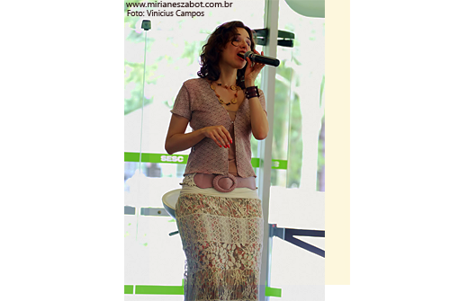 (S&atilde;o Paulo 03/03/2012 &ndash; SESC Interlagos, Caf&eacute; Campestre - Projeto Elas Cantam Tom, especial m&ecirc;s das mulheres) Show Mirian&ecirc;s Zabot - Homenagem a Elis Regina e Tom Jobim. Felipe Siles (piano) e Claudinho Santana (percuss&atilde;o). Hair Stylists: Mauro de Oliveira. Fotos: Vinicius Campos. Realiza&ccedil;&atilde;o: Sesc SP. Produ&ccedil;&atilde;o: Din&acirc;mica Eventos e Produ&ccedil;&otilde;es.