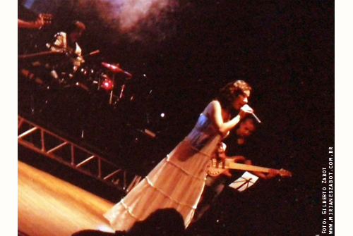 (Passo Fundo 11/04/2012 - Teatro do SESC) Part. Mirian&ecirc;s Zabot no Show Talentos da Terra. Interpretando a m&uacute;sica �Quem n&atilde;o viu� (Sandro Dornelles / Luis Pimentel / Mirian&ecirc;s Zabot). Banda de Apoio: Samuel Quadros (piano), Paulo Saggiorato (viol&atilde;o), Pikines (bateria), Everton Rosa (baixo). Produ&ccedil;&atilde;o: Sonata Produ&ccedil;&otilde;es Culturais. Hair Stylists: Mauro de Oliveira. Fotos: Gilberto P. Zabot.