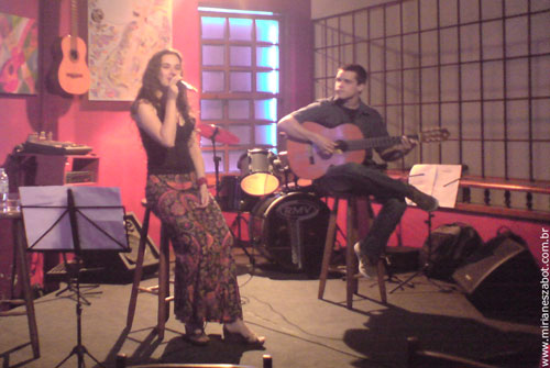 IV Pocket-Show de pr&eacute;-lan&ccedil;amento Cds Mosaico Foto-Prosaico de Mirian&ecirc;s Zabot e A Kind Of Bossa de Rodrigo Del Arc. Ao viol&atilde;o Leandro Brenner. Fotos: Leandro Almeida (Lua Nova Arte e Bar - S&atilde;o Paulo - 11/12/2008)