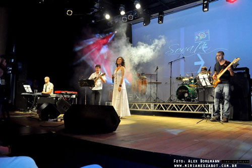 (Passo Fundo 11/04/2012 - Teatro do SESC) Part. Mirian&ecirc;s Zabot no Show Talentos da Terra. Interpretando a m&uacute;sica �Quem n&atilde;o viu� (Sandro Dornelles / Luis Pimentel / Mirian&ecirc;s Zabot). Banda de Apoio: Samuel Quadros (piano), Paulo Saggiorato (viol&atilde;o), Pikines (bateria), Everton Rosa (baixo). Produ&ccedil;&atilde;o: Sonata Produ&ccedil;&otilde;es Culturais. Hair Stylists: Mauro de Oliveira. Fotos: Alex Borgmann.