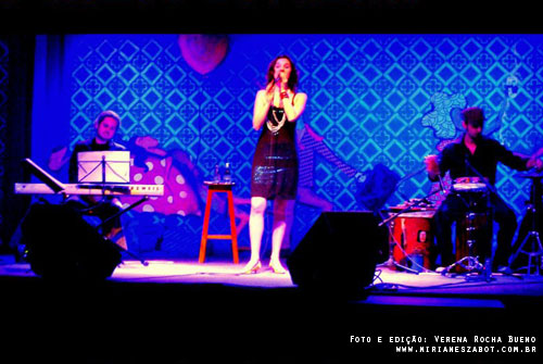 (S&atilde;o Carlos 29/06/2012 &ndash; SESC S&atilde;o Carlos, Conviv&ecirc;ncia Externa - Projeto Todos os Tons. Show Mirian&ecirc;s Zabot - Homenagem a Elis Regina e Tom Jobim. Felipe Siles (piano) e Claudinho Santana (percuss&atilde;o). Hair Stylists: Mauro de Oliveira. Fotos e edi&ccedil;&atilde;o: Verena Rocha Bueno. Realiza&ccedil;&atilde;o: Sesc SP. Produ&ccedil;&atilde;o: Am&aacute;lgama Cultural Ltda.