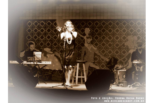 (S&atilde;o Carlos 29/06/2012 &ndash; SESC S&atilde;o Carlos, Conviv&ecirc;ncia Externa - Projeto Todos os Tons. Show Mirian&ecirc;s Zabot - Homenagem a Elis Regina e Tom Jobim. Felipe Siles (piano) e Claudinho Santana (percuss&atilde;o). Hair Stylists: Mauro de Oliveira. Fotos e edi&ccedil;&atilde;o: Verena Rocha Bueno. Realiza&ccedil;&atilde;o: Sesc SP. Produ&ccedil;&atilde;o: Am&aacute;lgama Cultural Ltda.