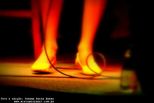 (S&atilde;o Carlos 29/06/2012 &ndash; SESC S&atilde;o Carlos, Conviv&ecirc;ncia Externa - Projeto Todos os Tons. Show Mirian&ecirc;s Zabot - Homenagem a Elis Regina e Tom Jobim. Felipe Siles (piano) e Claudinho Santana (percuss&atilde;o). Hair Stylists: Mauro de Oliveira. Fotos e edi&ccedil;&atilde;o: Verena Rocha Bueno. Realiza&ccedil;&atilde;o: Sesc SP. Produ&ccedil;&atilde;o: Am&aacute;lgama Cultural Ltda.