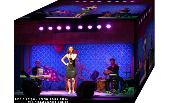 (S&atilde;o Carlos 29/06/2012 &ndash; SESC S&atilde;o Carlos, Conviv&ecirc;ncia Externa - Projeto Todos os Tons. Show Mirian&ecirc;s Zabot - Homenagem a Elis Regina e Tom Jobim. Felipe Siles (piano) e Claudinho Santana (percuss&atilde;o). Hair Stylists: Mauro de Oliveira. Fotos e edi&ccedil;&atilde;o: Verena Rocha Bueno. Realiza&ccedil;&atilde;o: Sesc SP. Produ&ccedil;&atilde;o: Am&aacute;lgama Cultural Ltda.