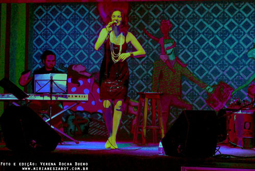 (S&atilde;o Carlos 29/06/2012 &ndash; SESC S&atilde;o Carlos, Conviv&ecirc;ncia Externa - Projeto Todos os Tons. Show Mirian&ecirc;s Zabot - Homenagem a Elis Regina e Tom Jobim. Felipe Siles (piano) e Claudinho Santana (percuss&atilde;o). Hair Stylists: Mauro de Oliveira. Fotos e edi&ccedil;&atilde;o: Verena Rocha Bueno. Realiza&ccedil;&atilde;o: Sesc SP. Produ&ccedil;&atilde;o: Am&aacute;lgama Cultural Ltda.