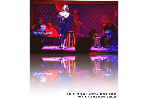 (S&atilde;o Carlos 29/06/2012 &ndash; SESC S&atilde;o Carlos, Conviv&ecirc;ncia Externa - Projeto Todos os Tons. Show Mirian&ecirc;s Zabot - Homenagem a Elis Regina e Tom Jobim. Felipe Siles (piano) e Claudinho Santana (percuss&atilde;o). Hair Stylists: Mauro de Oliveira. Fotos e edi&ccedil;&atilde;o: Verena Rocha Bueno. Realiza&ccedil;&atilde;o: Sesc SP. Produ&ccedil;&atilde;o: Am&aacute;lgama Cultural Ltda.