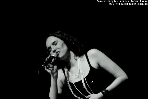 (S&atilde;o Carlos 29/06/2012 &ndash; SESC S&atilde;o Carlos, Conviv&ecirc;ncia Externa - Projeto Todos os Tons. Show Mirian&ecirc;s Zabot - Homenagem a Elis Regina e Tom Jobim. Felipe Siles (piano) e Claudinho Santana (percuss&atilde;o). Hair Stylists: Mauro de Oliveira. Fotos e edi&ccedil;&atilde;o: Verena Rocha Bueno. Realiza&ccedil;&atilde;o: Sesc SP. Produ&ccedil;&atilde;o: Am&aacute;lgama Cultural Ltda.