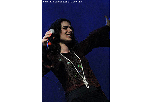 (Paraibuna 10/06/2012 - Comemora&ccedil;&otilde;es de Anivers&aacute;rio do Munic&iacute;pio de Paraibuna) Mirian&ecirc;s Zabot cantora convidada de Rafael Ribeiro e sexteto - Show Livre pra sambar. Rafael Ribeiro - Voz, Mirian&ecirc;s Zabot - Voz, Bruno Balan - bateria, 
Caio Chiarini - viol&atilde;o, Andr&eacute; Sangiovanni - baixo, Lili Nascimento - cavaco, Luciano Lima - percuss&atilde;o, Marcelo Santos - percuss&atilde;o.