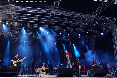 (Paraibuna 10/06/2012 - Comemora&ccedil;&otilde;es de Anivers&aacute;rio do Munic&iacute;pio de Paraibuna) Mirian&ecirc;s Zabot cantora convidada de Rafael Ribeiro e sexteto - Show Livre pra sambar. Rafael Ribeiro - Voz, Mirian&ecirc;s Zabot - Voz, Bruno Balan - bateria, 
Caio Chiarini - viol&atilde;o, Andr&eacute; Sangiovanni - baixo, Lili Nascimento - cavaco, Luciano Lima - percuss&atilde;o, Marcelo Santos - percuss&atilde;o.