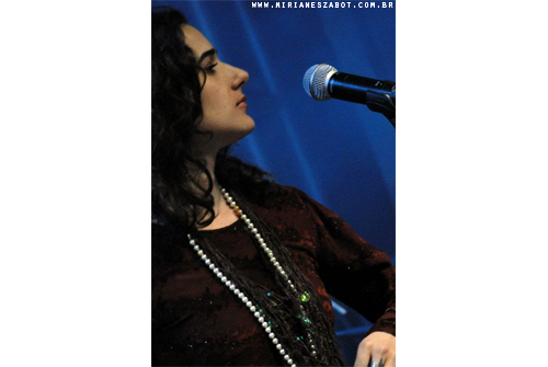 (Paraibuna 10/06/2012 - Comemora&ccedil;&otilde;es de Anivers&aacute;rio do Munic&iacute;pio de Paraibuna) Mirian&ecirc;s Zabot cantora convidada de Rafael Ribeiro e sexteto - Show Livre pra sambar. Rafael Ribeiro - Voz, Mirian&ecirc;s Zabot - Voz, Bruno Balan - bateria, 
Caio Chiarini - viol&atilde;o, Andr&eacute; Sangiovanni - baixo, Lili Nascimento - cavaco, Luciano Lima - percuss&atilde;o, Marcelo Santos - percuss&atilde;o.