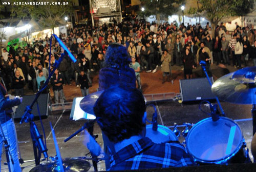 (Paraibuna 10/06/2012 - Comemora&ccedil;&otilde;es de Anivers&aacute;rio do Munic&iacute;pio de Paraibuna) Mirian&ecirc;s Zabot cantora convidada de Rafael Ribeiro e sexteto - Show Livre pra sambar. Rafael Ribeiro - Voz, Mirian&ecirc;s Zabot - Voz, Bruno Balan - bateria, 
Caio Chiarini - viol&atilde;o, Andr&eacute; Sangiovanni - baixo, Lili Nascimento - cavaco, Luciano Lima - percuss&atilde;o, Marcelo Santos - percuss&atilde;o.