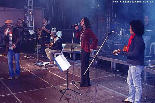 (Paraibuna 10/06/2012 - Comemora&ccedil;&otilde;es de Anivers&aacute;rio do Munic&iacute;pio de Paraibuna) Mirian&ecirc;s Zabot cantora convidada de Rafael Ribeiro e sexteto - Show Livre pra sambar. Rafael Ribeiro - Voz, Mirian&ecirc;s Zabot - Voz, Bruno Balan - bateria, 
Caio Chiarini - viol&atilde;o, Andr&eacute; Sangiovanni - baixo, Lili Nascimento - cavaco, Luciano Lima - percuss&atilde;o, Marcelo Santos - percuss&atilde;o.