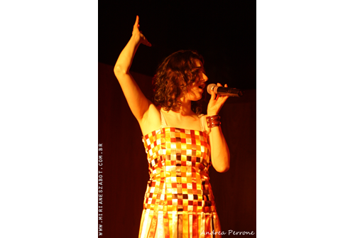 (Porto Alegre/RS 01/09/2012 - Livraria Cultura) Show Mosaico Foto-Prosaico - Mirian&ecirc;s Zabot. Viol&atilde;o: Jefferson Marx. Dire&ccedil;&atilde;o Art&iacute;stica: Vin&iacute;cius Piedade e Mirian&ecirc;s Zabot. Figurino: Deise Cristina Meneguzzi. Hair Stylists: Mauro de Oliveira. Produ&ccedil;&atilde;o: Celi Produ&ccedil;&otilde;es. Filmagem: Geison Utzig Braun. Fotos: Andrea Perrone.