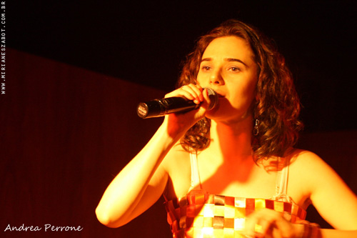(Porto Alegre/RS 01/09/2012 - Livraria Cultura) Show Mosaico Foto-Prosaico - Mirian&ecirc;s Zabot. Viol&atilde;o: Jefferson Marx. Dire&ccedil;&atilde;o Art&iacute;stica: Vin&iacute;cius Piedade e Mirian&ecirc;s Zabot. Figurino: Deise Cristina Meneguzzi. Hair Stylists: Mauro de Oliveira. Produ&ccedil;&atilde;o: Celi Produ&ccedil;&otilde;es. Filmagem: Geison Utzig Braun. Fotos: Andrea Perrone.