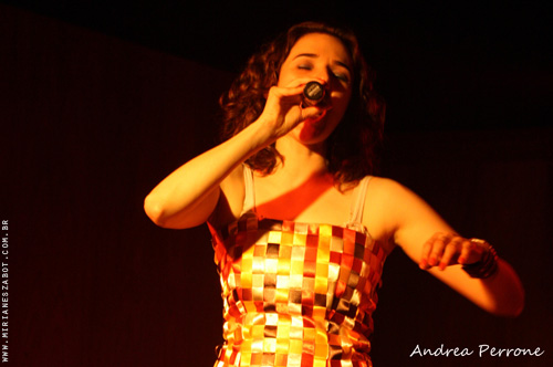 (Porto Alegre/RS 01/09/2012 - Livraria Cultura) Show Mosaico Foto-Prosaico - Mirian&ecirc;s Zabot. Viol&atilde;o: Jefferson Marx. Dire&ccedil;&atilde;o Art&iacute;stica: Vin&iacute;cius Piedade e Mirian&ecirc;s Zabot. Figurino: Deise Cristina Meneguzzi. Hair Stylists: Mauro de Oliveira. Produ&ccedil;&atilde;o: Celi Produ&ccedil;&otilde;es. Filmagem: Geison Utzig Braun. Fotos: Andrea Perrone.