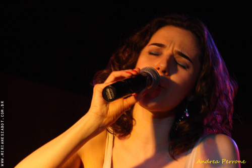 (Porto Alegre/RS 01/09/2012 - Livraria Cultura) Show Mosaico Foto-Prosaico - Mirian&ecirc;s Zabot. Viol&atilde;o: Jefferson Marx. Dire&ccedil;&atilde;o Art&iacute;stica: Vin&iacute;cius Piedade e Mirian&ecirc;s Zabot. Figurino: Deise Cristina Meneguzzi. Hair Stylists: Mauro de Oliveira. Produ&ccedil;&atilde;o: Celi Produ&ccedil;&otilde;es. Filmagem: Geison Utzig Braun. Fotos: Andrea Perrone.
