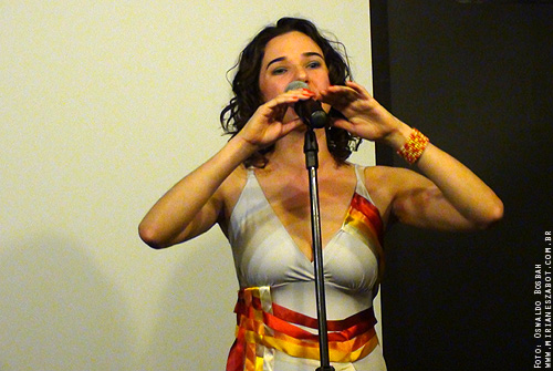 (S&atilde;o Paulo/RS 29/08/2012 - Livraria FNAC Pinheiros) Show Mosaico Foto-Prosaico - Mirian&ecirc;s Zabot. Piano: Felipe Siles. Dire&ccedil;&atilde;o Art&iacute;stica: Vin&iacute;cius Piedade e Mirian&ecirc;s Zabot. Figurino: Deise Cristina Meneguzzi. Hair Stylists: Mauro de Oliveira.  Acess&oacute;rios/Pulseira: Bruna Volpato. Fotos e Filmagem: Oswaldo Bosbah.