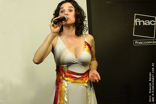 (S&atilde;o Paulo/RS 29/08/2012 - Livraria FNAC Pinheiros) Show Mosaico Foto-Prosaico - Mirian&ecirc;s Zabot. Piano: Felipe Siles. Dire&ccedil;&atilde;o Art&iacute;stica: Vin&iacute;cius Piedade e Mirian&ecirc;s Zabot. Figurino: Deise Cristina Meneguzzi. Hair Stylists: Mauro de Oliveira.  Acess&oacute;rios/Pulseira: Bruna Volpato. Fotos e Filmagem: Oswaldo Bosbah.