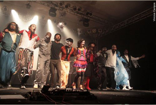 A trupe O Teatro M&aacute;gico e convidados. Sobre show: http://www.oteatromagico.mus.br/novo/notices/view/178. Abertura por Galdino OctOpus com part. de Mirian&ecirc;s Zabot. No show de 5 anos O Teatro M&aacute;gico (S&atilde;o Paulo 13/12/2008 - Morumbi Hall) Fotos: Vinicius Campos