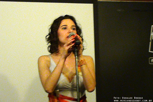 (S&atilde;o Paulo/RS 29/08/2012 - Livraria FNAC Pinheiros) Show Mosaico Foto-Prosaico - Mirian&ecirc;s Zabot. Piano: Felipe Siles. Dire&ccedil;&atilde;o Art&iacute;stica: Vin&iacute;cius Piedade e Mirian&ecirc;s Zabot. Figurino: Deise Cristina Meneguzzi. Hair Stylists: Mauro de Oliveira.  Acess&oacute;rios/Pulseira: Bruna Volpato. Fotos e Filmagem: Oswaldo Bosbah.