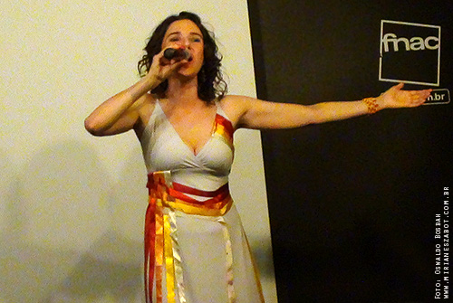 (S&atilde;o Paulo/RS 29/08/2012 - Livraria FNAC Pinheiros) Show Mosaico Foto-Prosaico - Mirian&ecirc;s Zabot. Piano: Felipe Siles. Dire&ccedil;&atilde;o Art&iacute;stica: Vin&iacute;cius Piedade e Mirian&ecirc;s Zabot. Figurino: Deise Cristina Meneguzzi. Hair Stylists: Mauro de Oliveira.  Acess&oacute;rios/Pulseira: Bruna Volpato. Fotos e Filmagem: Oswaldo Bosbah.