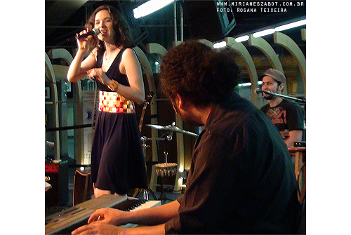 (S&atilde;o Paulo/RS 17/08/2012 - Esta&ccedil;&atilde;o Para&iacute;so do Metr&ocirc; - Projeto Encontros) Show Mosaico Foto-Prosaico - Mirian&ecirc;s Zabot. Piano: Felipe Siles. Percuss&atilde;o: Claudinho Santana. Dire&ccedil;&atilde;o Art&iacute;stica: Vin&iacute;cius Piedade e Mirian&ecirc;s Zabot. Figurino: Deise Cristina Meneguzzi. Hair Stylists: Mauro de Oliveira. Acess&oacute;rios/Pulseira: Bruna Volpato. Fotos e Filmagem: Rosana Teixeira. Realiza&ccedil;&atilde;o: Cinemagia e Metr&ocirc; SP.