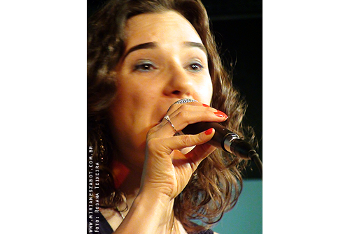 (S&atilde;o Paulo/RS 17/08/2012 - Esta&ccedil;&atilde;o Para&iacute;so do Metr&ocirc; - Projeto Encontros) Show Mosaico Foto-Prosaico - Mirian&ecirc;s Zabot. Piano: Felipe Siles. Percuss&atilde;o: Claudinho Santana. Dire&ccedil;&atilde;o Art&iacute;stica: Vin&iacute;cius Piedade e Mirian&ecirc;s Zabot. Figurino: Deise Cristina Meneguzzi. Hair Stylists: Mauro de Oliveira. Acess&oacute;rios/Pulseira: Bruna Volpato. Fotos e Filmagem: Rosana Teixeira. Realiza&ccedil;&atilde;o: Cinemagia e Metr&ocirc; SP.