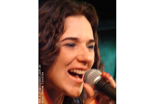 (S&atilde;o Paulo/RS 17/08/2012 - Esta&ccedil;&atilde;o Para&iacute;so do Metr&ocirc; - Projeto Encontros) Show Mosaico Foto-Prosaico - Mirian&ecirc;s Zabot. Piano: Felipe Siles. Percuss&atilde;o: Claudinho Santana. Dire&ccedil;&atilde;o Art&iacute;stica: Vin&iacute;cius Piedade e Mirian&ecirc;s Zabot. Figurino: Deise Cristina Meneguzzi. Hair Stylists: Mauro de Oliveira. Acess&oacute;rios/Pulseira: Bruna Volpato. Fotos e Filmagem: Rosana Teixeira. Realiza&ccedil;&atilde;o: Cinemagia e Metr&ocirc; SP.