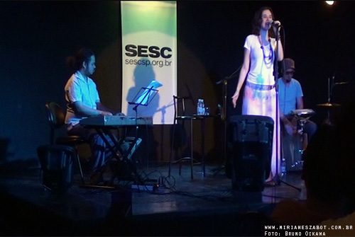 (S&atilde;o Caetano do Sul 22/08/2012 &ndash; SESC Caetano - Projeto Terceira Idade) Show Mirian&ecirc;s Zabot - Homenagem a Elis Regina e Tom Jobim. Felipe Siles (piano) e Claudinho Santana (percuss&atilde;o). Hair Stylists: Mauro de Oliveira. Figurino/Saia: Delise L. Zabot. Fotos: Bruno Oikawa. Realiza&ccedil;&atilde;o: Sesc SP. Produ&ccedil;&atilde;o: Din&acirc;mica Eventos e Produ&ccedil;&otilde;es.