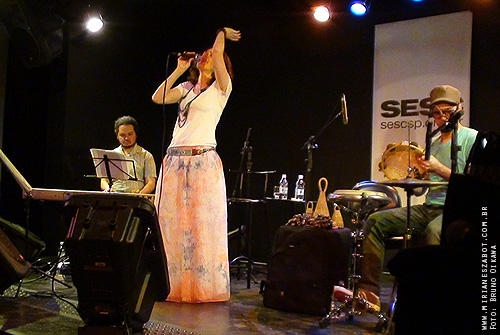 (S&atilde;o Caetano do Sul 22/08/2012 &ndash; SESC Caetano - Projeto Terceira Idade) Show Mirian&ecirc;s Zabot - Homenagem a Elis Regina e Tom Jobim. Felipe Siles (piano) e Claudinho Santana (percuss&atilde;o). Hair Stylists: Mauro de Oliveira. Figurino/Saia: Delise L. Zabot. Fotos: Bruno Oikawa. Realiza&ccedil;&atilde;o: Sesc SP. Produ&ccedil;&atilde;o: Din&acirc;mica Eventos e Produ&ccedil;&otilde;es.