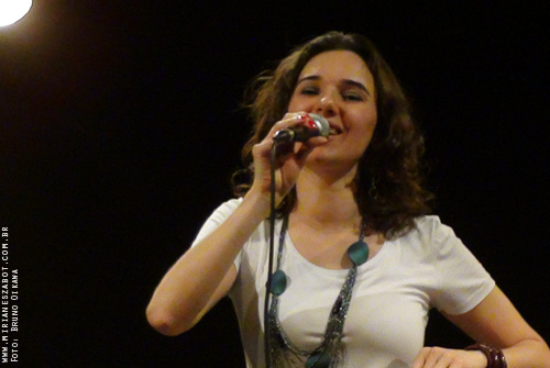 (S&atilde;o Caetano do Sul 22/08/2012 &ndash; SESC Caetano - Projeto Terceira Idade) Show Mirian&ecirc;s Zabot - Homenagem a Elis Regina e Tom Jobim. Felipe Siles (piano) e Claudinho Santana (percuss&atilde;o). Hair Stylists: Mauro de Oliveira. Figurino/Saia: Delise L. Zabot. Fotos: Bruno Oikawa. Realiza&ccedil;&atilde;o: Sesc SP. Produ&ccedil;&atilde;o: Din&acirc;mica Eventos e Produ&ccedil;&otilde;es.