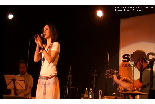 (S&atilde;o Caetano do Sul 22/08/2012 &ndash; SESC Caetano - Projeto Terceira Idade) Show Mirian&ecirc;s Zabot - Homenagem a Elis Regina e Tom Jobim. Felipe Siles (piano) e Claudinho Santana (percuss&atilde;o). Hair Stylists: Mauro de Oliveira. Figurino/Saia: Delise L. Zabot. Fotos: Bruno Oikawa. Realiza&ccedil;&atilde;o: Sesc SP. Produ&ccedil;&atilde;o: Din&acirc;mica Eventos e Produ&ccedil;&otilde;es.