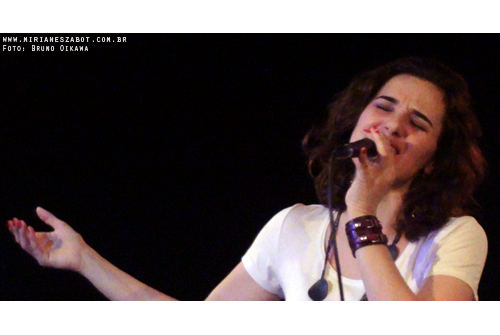 (S&atilde;o Caetano do Sul 22/08/2012 &ndash; SESC Caetano - Projeto Terceira Idade) Show Mirian&ecirc;s Zabot - Homenagem a Elis Regina e Tom Jobim. Felipe Siles (piano) e Claudinho Santana (percuss&atilde;o). Hair Stylists: Mauro de Oliveira. Figurino/Saia: Delise L. Zabot. Fotos: Bruno Oikawa. Realiza&ccedil;&atilde;o: Sesc SP. Produ&ccedil;&atilde;o: Din&acirc;mica Eventos e Produ&ccedil;&otilde;es.