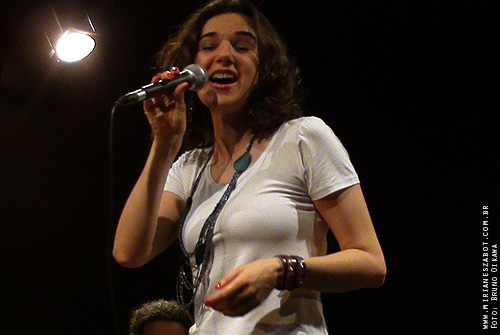 (S&atilde;o Caetano do Sul 22/08/2012 &ndash; SESC Caetano - Projeto Terceira Idade) Show Mirian&ecirc;s Zabot - Homenagem a Elis Regina e Tom Jobim. Felipe Siles (piano) e Claudinho Santana (percuss&atilde;o). Hair Stylists: Mauro de Oliveira. Figurino/Saia: Delise L. Zabot. Fotos: Bruno Oikawa. Realiza&ccedil;&atilde;o: Sesc SP. Produ&ccedil;&atilde;o: Din&acirc;mica Eventos e Produ&ccedil;&otilde;es.