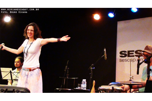 (S&atilde;o Caetano do Sul 22/08/2012 &ndash; SESC Caetano - Projeto Terceira Idade) Show Mirian&ecirc;s Zabot - Homenagem a Elis Regina e Tom Jobim. Felipe Siles (piano) e Claudinho Santana (percuss&atilde;o). Hair Stylists: Mauro de Oliveira. Figurino/Saia: Delise L. Zabot. Fotos: Bruno Oikawa. Realiza&ccedil;&atilde;o: Sesc SP. Produ&ccedil;&atilde;o: Din&acirc;mica Eventos e Produ&ccedil;&otilde;es.