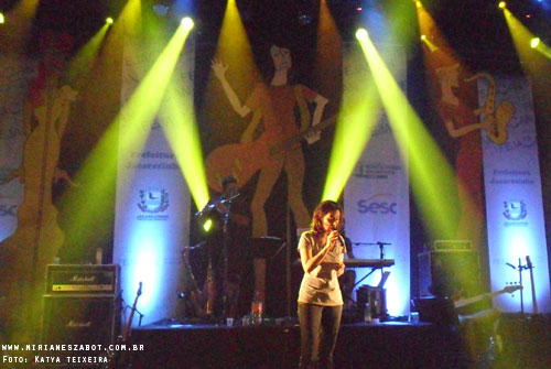 Passagem de Som (Jacarezinho-PR 07/11/20121 - FEJACAN - SESC PR - Festival Jacarezinhense da Can&ccedil;&atilde;o) Part. de Mirian&ecirc;s Zabot com can&ccedil;&otilde;es do CD Mosaico Foto-Prosaico - Reza ( Marcelo Onofri / Raul Boeira ). Hair Stylists: Mauro de Oliveira. Realiza&ccedil;&atilde;o: SESC PR e Prefeitura Municipal de Jacarezinho-PR. Fotos: Katya teixeira.