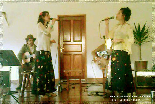 (Santa Isabel - S&atilde;o Paulo 02/09/12) Cantora convidada Mirian&ecirc;s Zabot no espet&aacute;culo teatro-musical Flores Sertanejas. Elenco/Cantores: Helder Mariani, Gabriela Cerqueira, V&acirc;nia Borges, Mirian&ecirc;s Zabot, Elenco/Viola Caipira: Ademar Farinha, Elenco/Viol&atilde;o 7 cordas: Thomas Howard. Concep&ccedil;&atilde;o e roteiro: Helder Mariani e V&acirc;nia Borges. Dire&ccedil;&atilde;o c&ecirc;nica: Francisco Bretas. Dire&ccedil;&atilde;o Musical: Ademar Farinha. Foto: Let&iacute;cia Vieira.