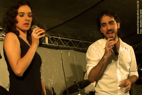 (Maresias 05/05/2012 - Evento Particular) Cantora convidada Mirian&ecirc;s Zabot no Show da Banda In Concert (Raul Mozardo, Mauricio Kido, Marcio Costta, Bruna Sandoval, Nelson Ricardo Quintal, Roberto Lerner e Rafael Pirolla). Na foto: Mirian&ecirc;s Zabot e Raul Mozardo. Hair Stylists: Mauro de Oliveira. Fotos: Ariadne Durante.