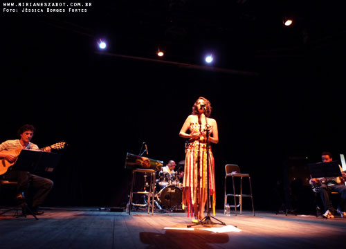 (Passo Fundo/RS 09/03/2013 &ndash; Teatro do SESC) Show Mosaico Foto-Prosaico - Mirian&ecirc;s Zabot. Viol&atilde;o: Paulo Saggiorato. Bateria: Sandro Cartier. Contrabaixo: Matheus Pasquali. Dire&ccedil;&atilde;o Art&iacute;stica: Vin&iacute;cius Piedade e Mirian&ecirc;s Zabot. Figurino: Deise Cristina Meneguzzi. Hair Stylists: Mauro de Oliveira. Fotos: J&eacute;ssica Borges Fortes.