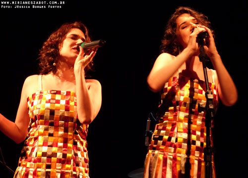 (Passo Fundo/RS 09/03/2013 &ndash; Teatro do SESC) Show Mosaico Foto-Prosaico - Mirian&ecirc;s Zabot. Viol&atilde;o: Paulo Saggiorato. Bateria: Sandro Cartier. Contrabaixo: Matheus Pasquali. Dire&ccedil;&atilde;o Art&iacute;stica: Vin&iacute;cius Piedade e Mirian&ecirc;s Zabot. Figurino: Deise Cristina Meneguzzi. Hair Stylists: Mauro de Oliveira. Fotos: J&eacute;ssica Borges Fortes.