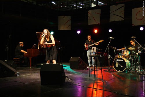 Show Mosaico Foto Prosaico no Centro Cultural S&atilde;o Paulo - Mirian&ecirc;s Zabot - voz / Billy Magno - piano / Bruno Guimar&atilde;es - bateria / Gustavo Sato - contrabaixo. Foto: Vinicius Campos (S&atilde;o Paulo 26/03/2009)