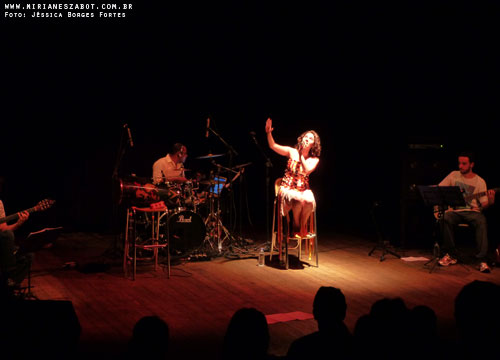 (Passo Fundo/RS 09/03/2013 &ndash; Teatro do SESC) Show Mosaico Foto-Prosaico - Mirian&ecirc;s Zabot. Viol&atilde;o: Paulo Saggiorato. Bateria: Sandro Cartier. Contrabaixo: Matheus Pasquali. Dire&ccedil;&atilde;o Art&iacute;stica: Vin&iacute;cius Piedade e Mirian&ecirc;s Zabot. Figurino: Deise Cristina Meneguzzi. Hair Stylists: Mauro de Oliveira. Fotos: J&eacute;ssica Borges Fortes.