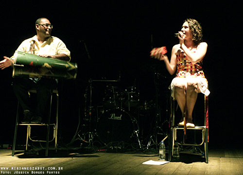 (Passo Fundo/RS 09/03/2013 &ndash; Teatro do SESC) Show Mosaico Foto-Prosaico - Mirian&ecirc;s Zabot. Viol&atilde;o: Paulo Saggiorato. Bateria: Sandro Cartier. Contrabaixo: Matheus Pasquali. Dire&ccedil;&atilde;o Art&iacute;stica: Vin&iacute;cius Piedade e Mirian&ecirc;s Zabot. Figurino: Deise Cristina Meneguzzi. Hair Stylists: Mauro de Oliveira. Fotos: J&eacute;ssica Borges Fortes.