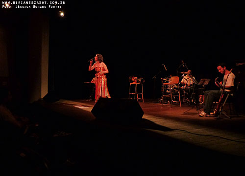 (Passo Fundo/RS 09/03/2013 &ndash; Teatro do SESC) Show Mosaico Foto-Prosaico - Mirian&ecirc;s Zabot. Viol&atilde;o: Paulo Saggiorato. Bateria: Sandro Cartier. Contrabaixo: Matheus Pasquali. Dire&ccedil;&atilde;o Art&iacute;stica: Vin&iacute;cius Piedade e Mirian&ecirc;s Zabot. Figurino: Deise Cristina Meneguzzi. Hair Stylists: Mauro de Oliveira. Fotos: J&eacute;ssica Borges Fortes.