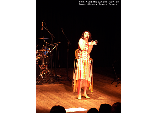 (Passo Fundo/RS 09/03/2013 &ndash; Teatro do SESC) Show Mosaico Foto-Prosaico - Mirian&ecirc;s Zabot. Viol&atilde;o: Paulo Saggiorato. Bateria: Sandro Cartier. Contrabaixo: Matheus Pasquali. Dire&ccedil;&atilde;o Art&iacute;stica: Vin&iacute;cius Piedade e Mirian&ecirc;s Zabot. Figurino: Deise Cristina Meneguzzi. Hair Stylists: Mauro de Oliveira. Fotos: J&eacute;ssica Borges Fortes.