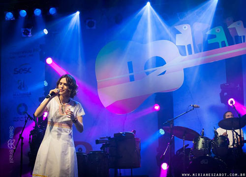 (Maring&aacute;-PR 23/05/13 - FEMUCIC - SESC PR - 35&ordf; Festival SESC de M&uacute;sica Cidade Can&ccedil;&atilde;o - Teatro Calil Haddad) Part. de Mirian&ecirc;s Zabot com can&ccedil;&otilde;es do CD Mosaico Foto-Prosaico: A Chaga (Fausto Prado/Caetano Silveira ) e Reza (Marcelo Onofri/Raul Boeira). Piano: Marcelo Amazonas. Baixo: Gustavo Sato. Bateria: Jabes Felipe. Hair Stylists: Mauro de Oliveira. Figurino: Deise Cristina Meneguzzi. Promo&ccedil;&atilde;o: Sesc Paran&aacute;, Prefeitura do Munic&iacute;pio de Maring&aacute; e RPC TV. Fotos: Stella Brazil.